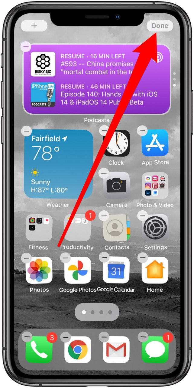 una captura de pantalla de la pantalla de inicio del iPhone con una pila de widgets agregada y una flecha al botón Listo en la esquina superior derecha
