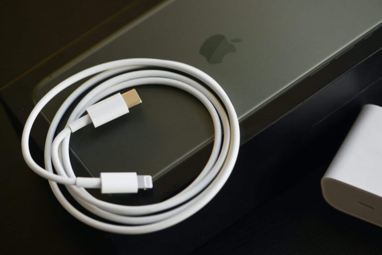 iPhone com cabo e carregador