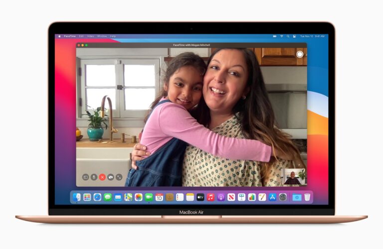 Tela do FaceTime num MacBook Air dourado